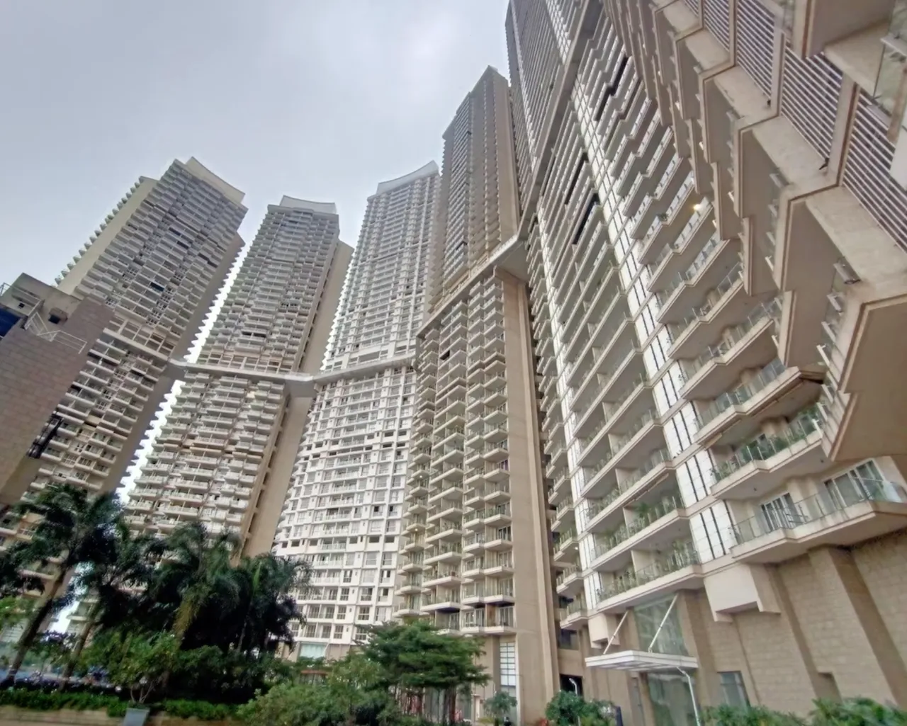 Crescent Bay, Parel