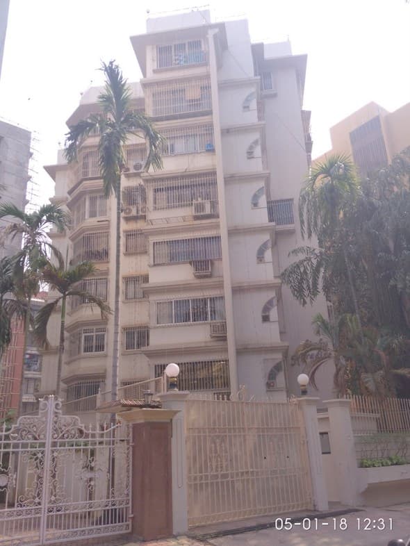 Pinky Paradise, Khar West