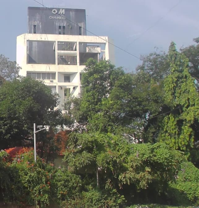 Om Chambers, Kemps Corner