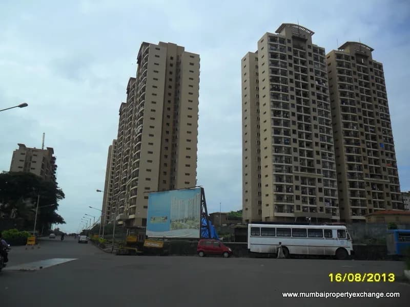 Raheja Heights Wing E photo 4
