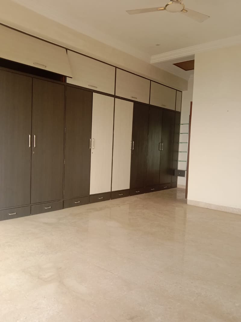 Madhuli in Worli - Photo 5